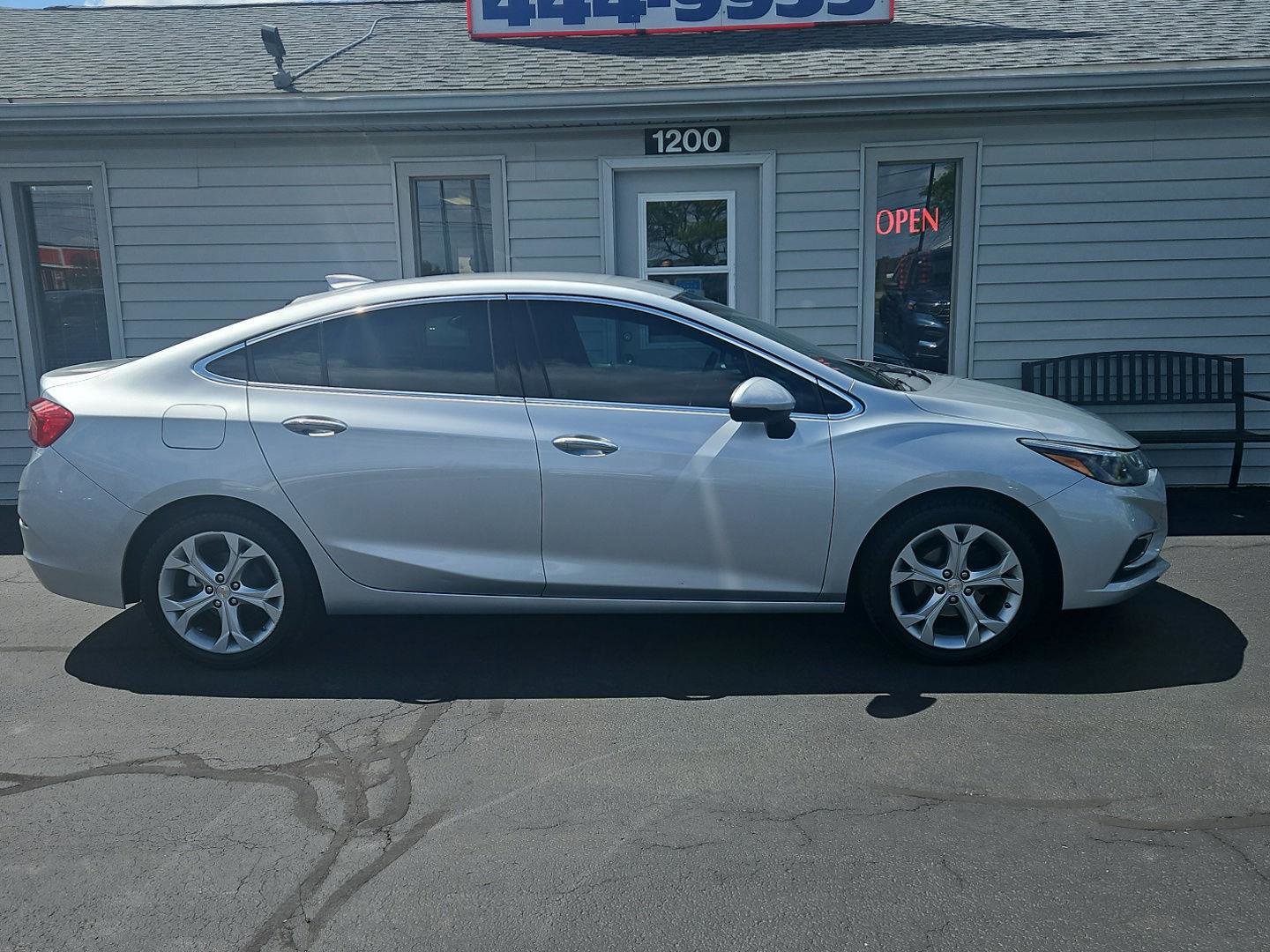 Used 2017 Chevrolet Cruze Premier FWD image 2