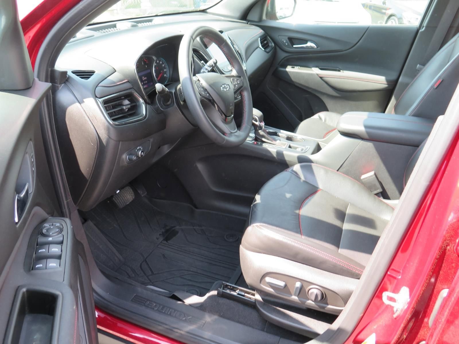 Used 2022 Chevrolet Equinox RS w/ RS Leather Package image 9