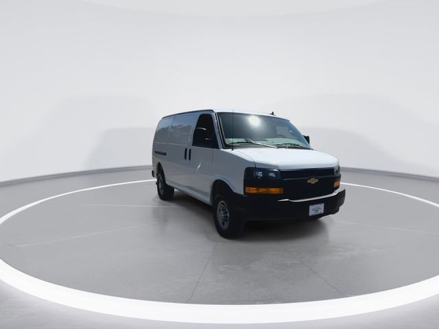 Used 2025 Chevrolet Express 2500 RWD image 3