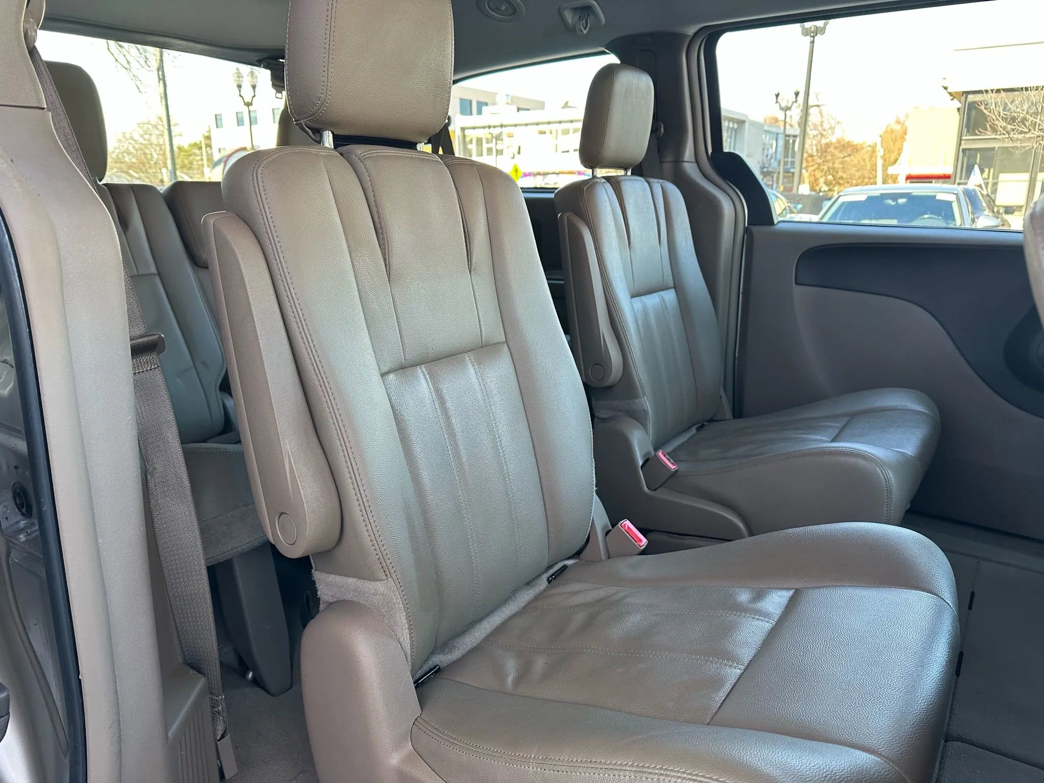 Used 2016 Chrysler Town & Country Touring FWD image 14