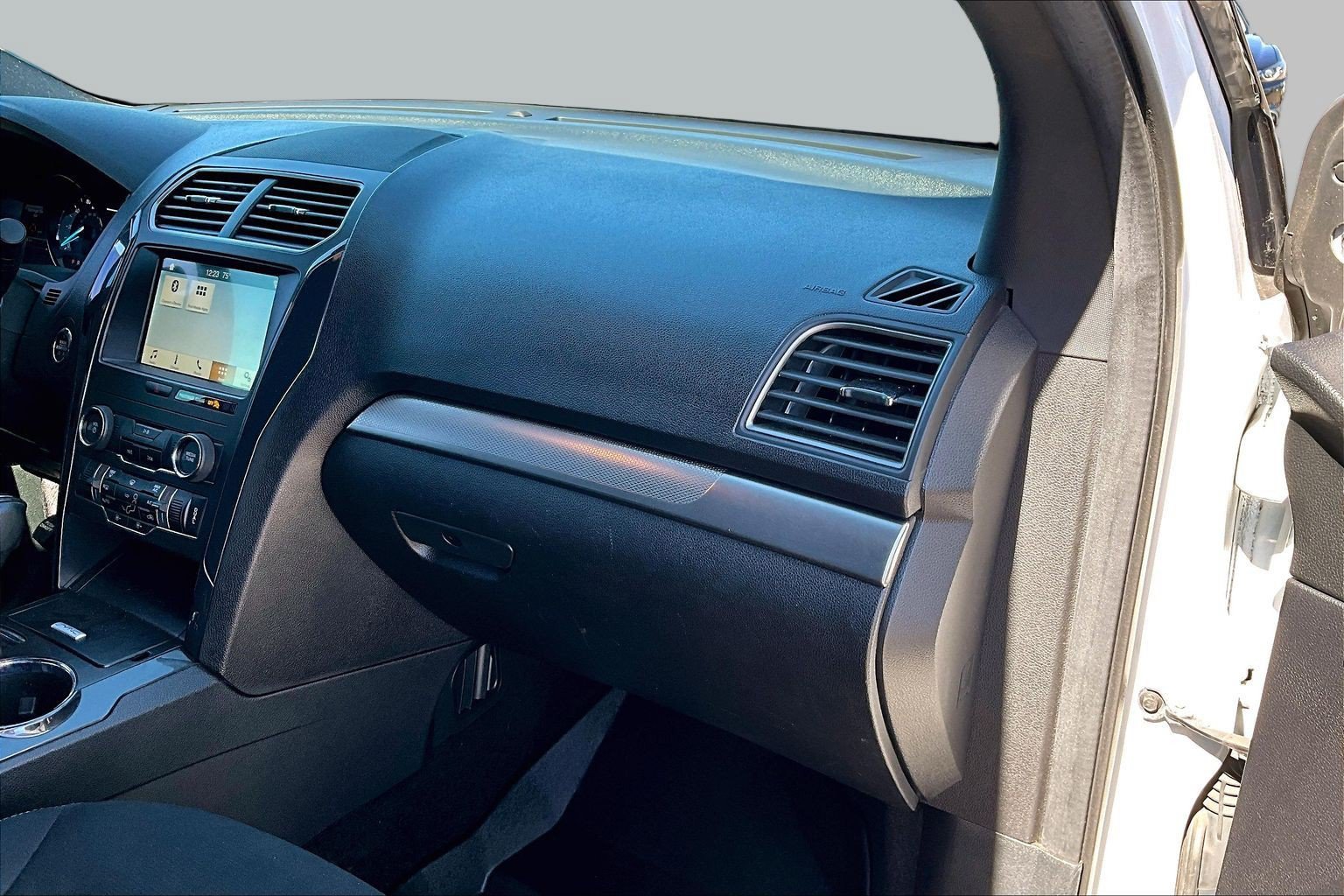 Used 2018 Ford Explorer XLT w/ Equipment Group 201A FWD image 15