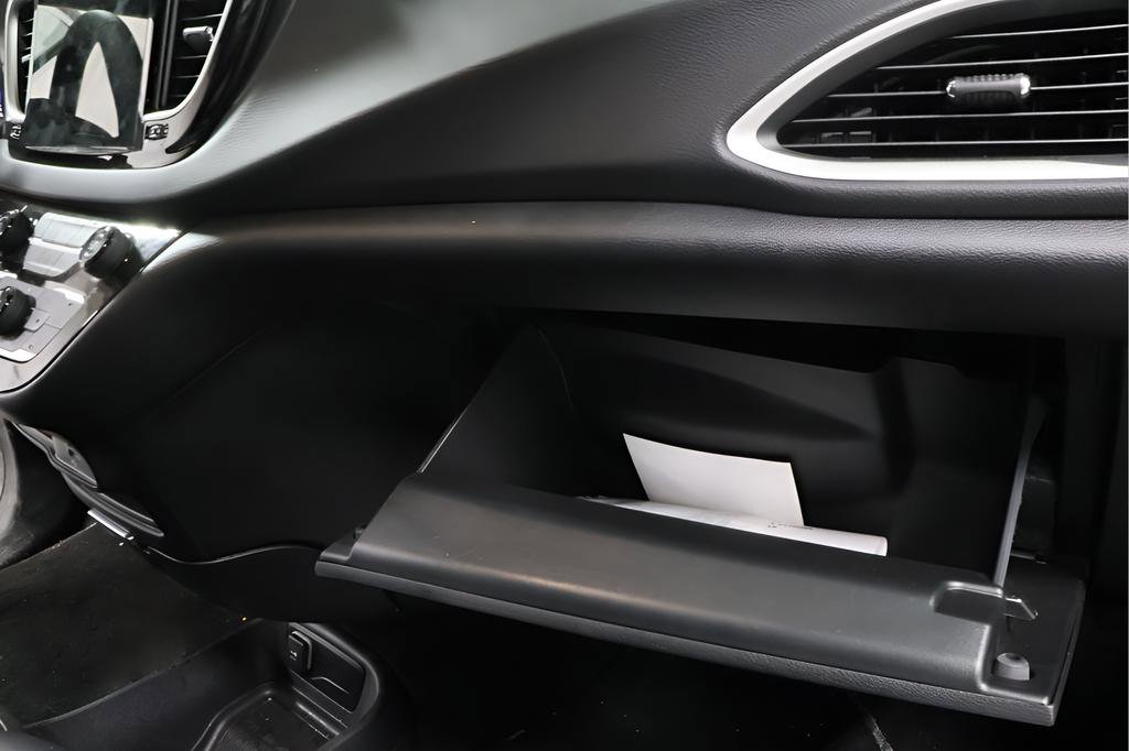 Used 2026 Chrysler Pacifica Select FWD image 31