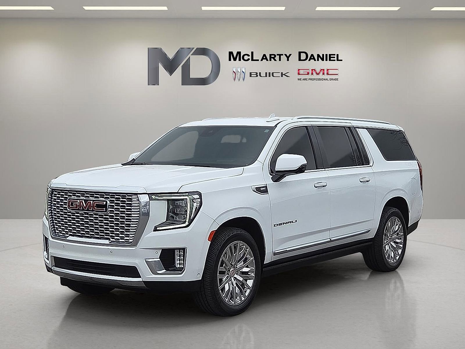 Used 2023 GMC Yukon XL Denali w/ Advanced Technology Package AWD/4WD image 2