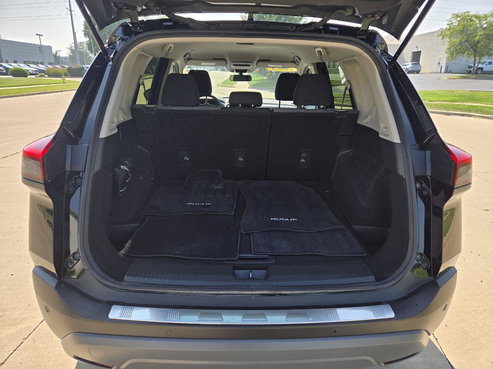Used 2023 Nissan Rogue SV AWD/4WD image 9
