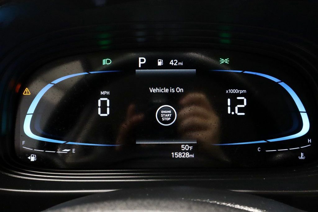 Certified 2025 Hyundai Venue SEL image 28