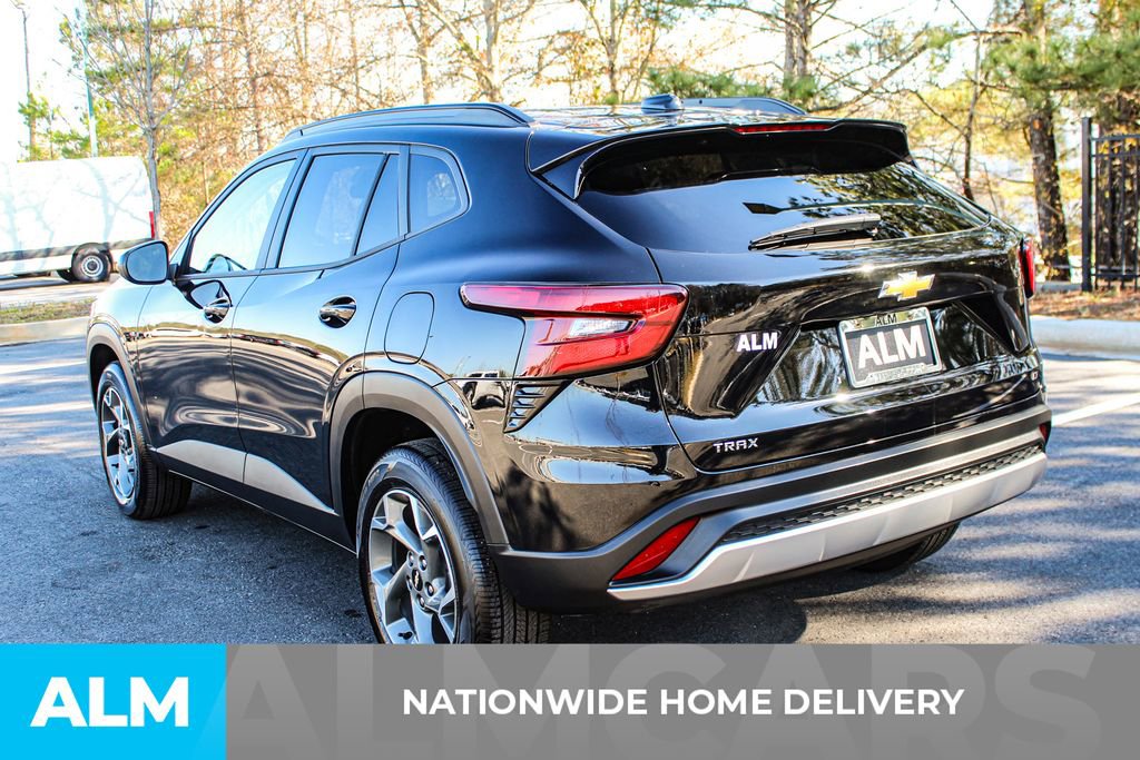 Used 2025 Chevrolet Trax LT w/ LT Convenience Package image 5