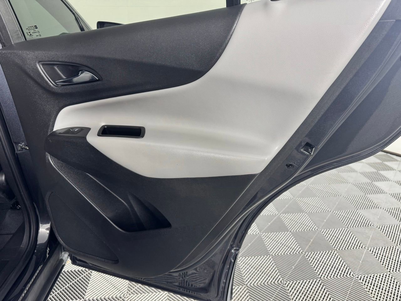 Used 2022 Chevrolet Equinox LS image 37