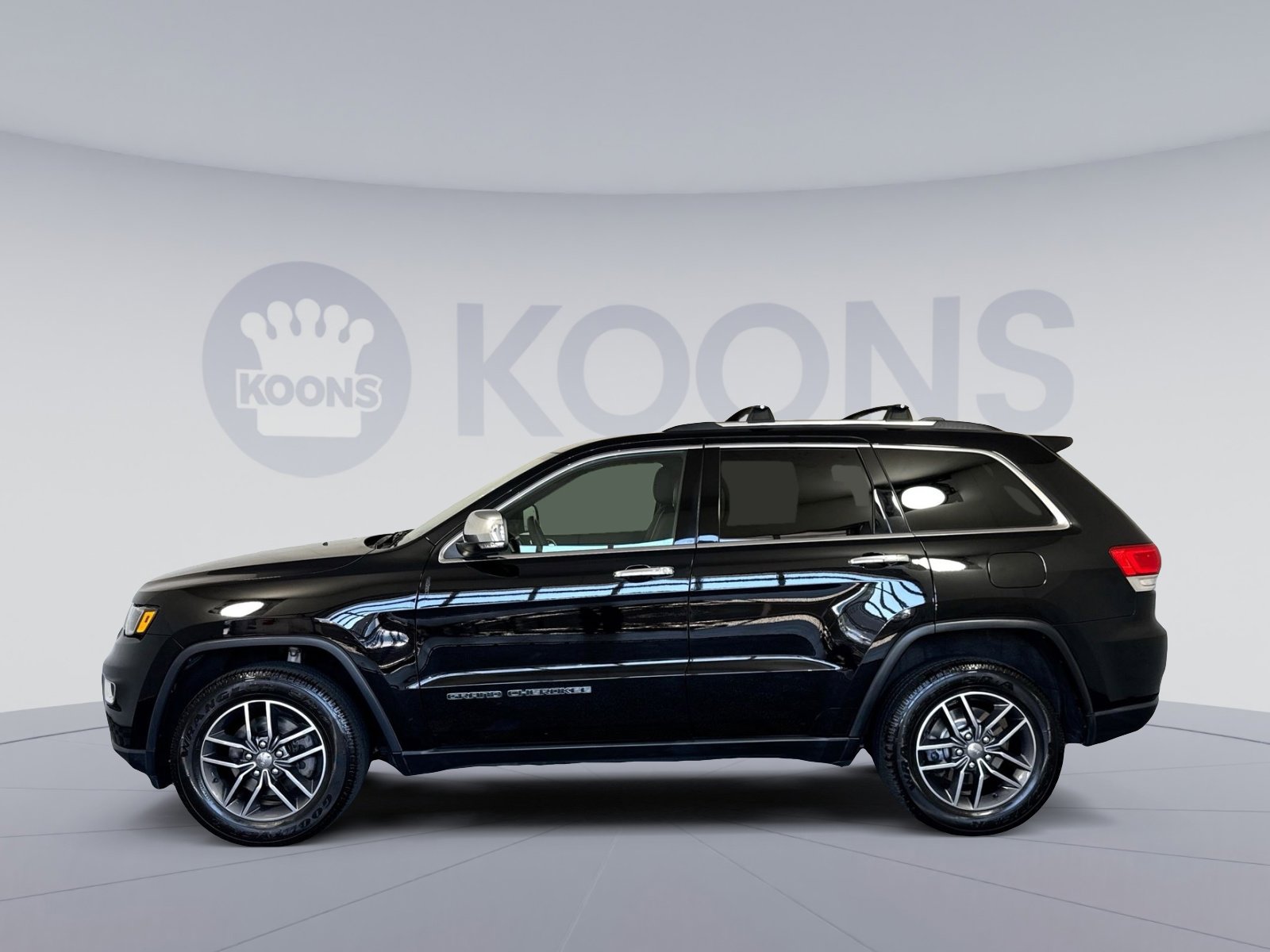 Used 2017 Jeep Grand Cherokee Limited w/ Luxury Group II AWD/4WD image 2