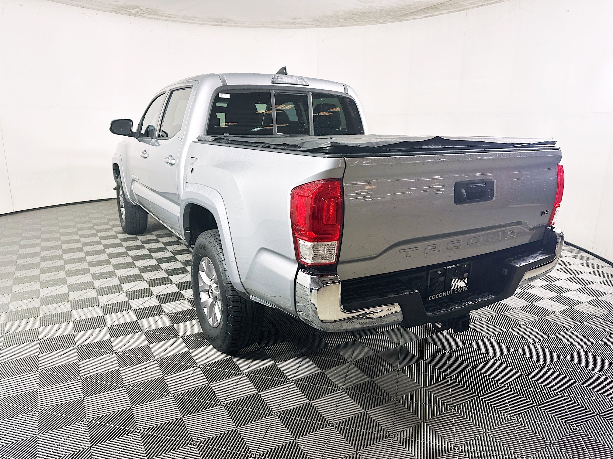 Used 2017 Toyota Tacoma SR5 w/ Tow Package RWD image 5
