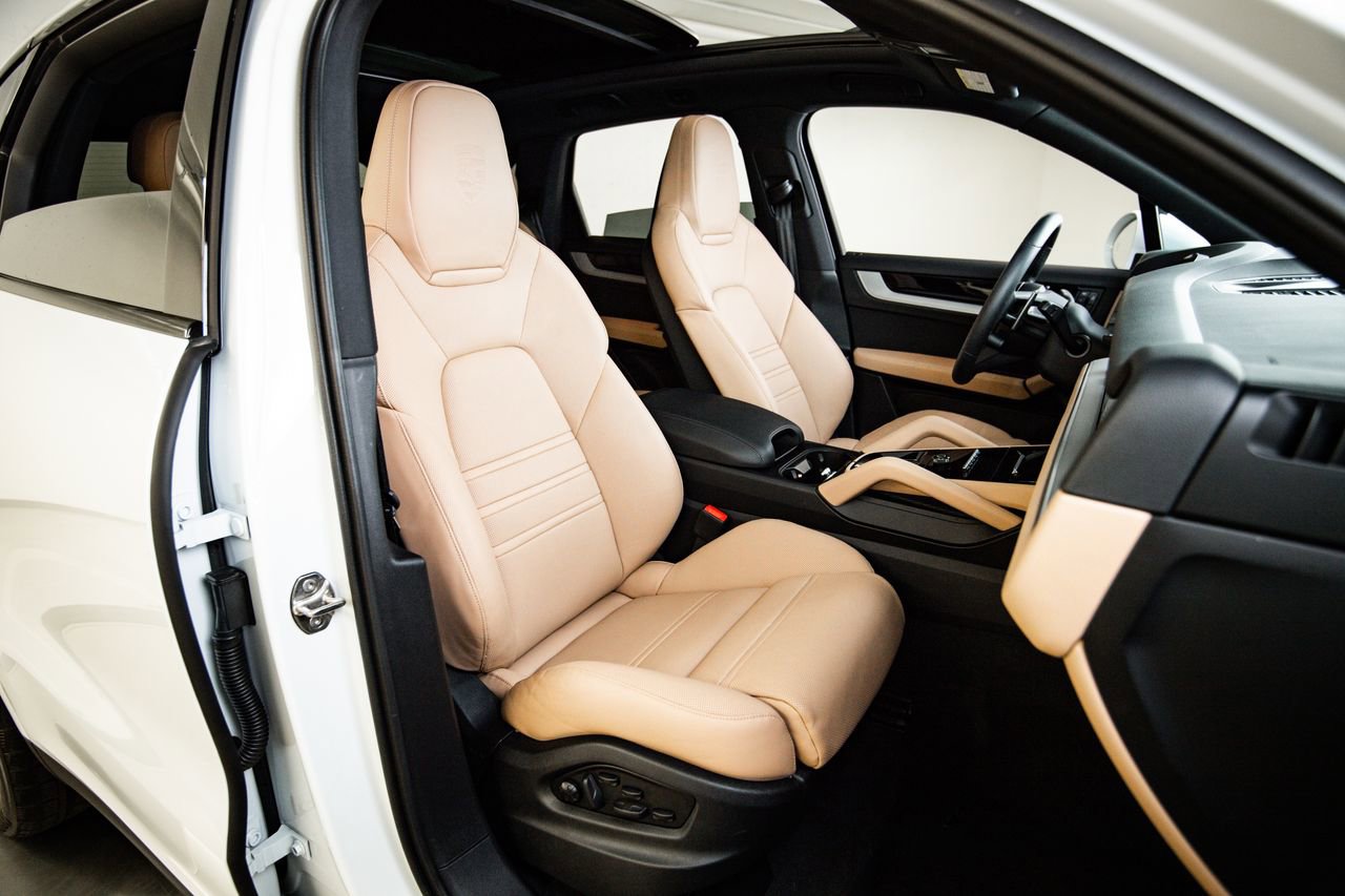 Certified 2025 Porsche Cayenne AWD/4WD image 29