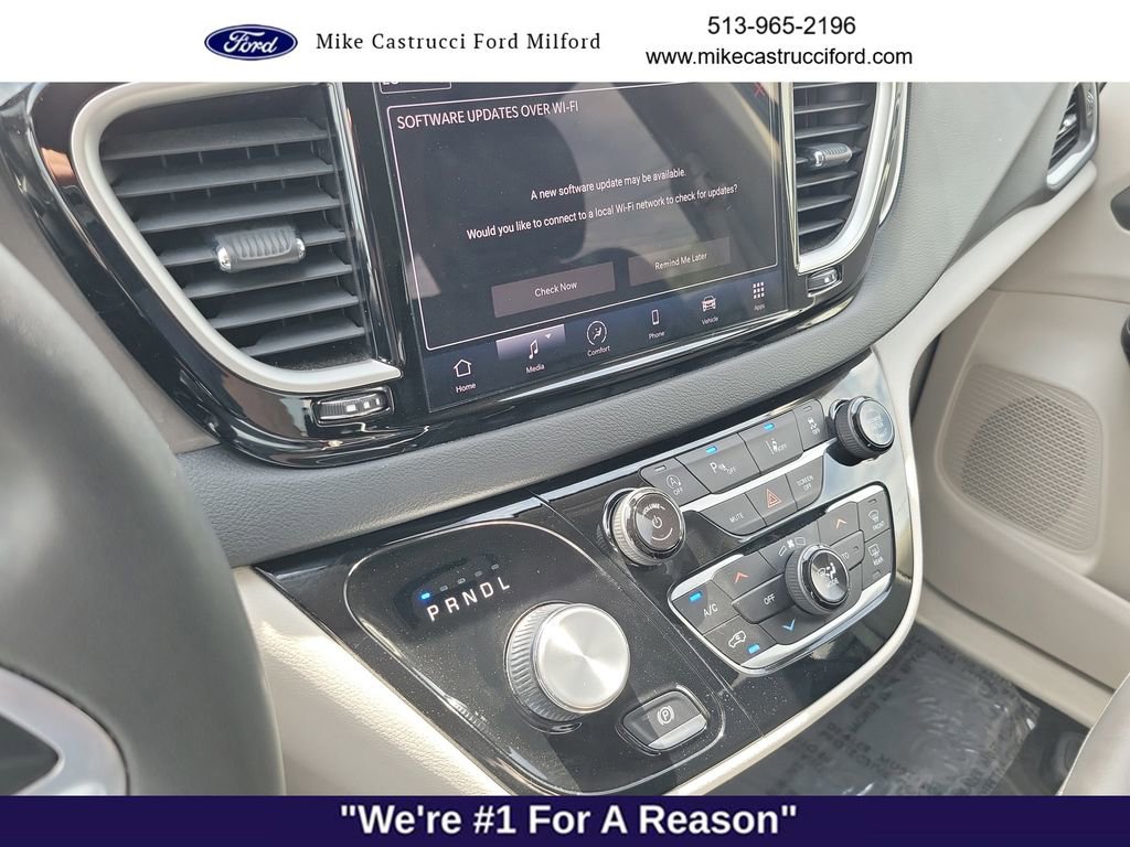 Used 2023 Chrysler Pacifica Touring-L FWD image 15