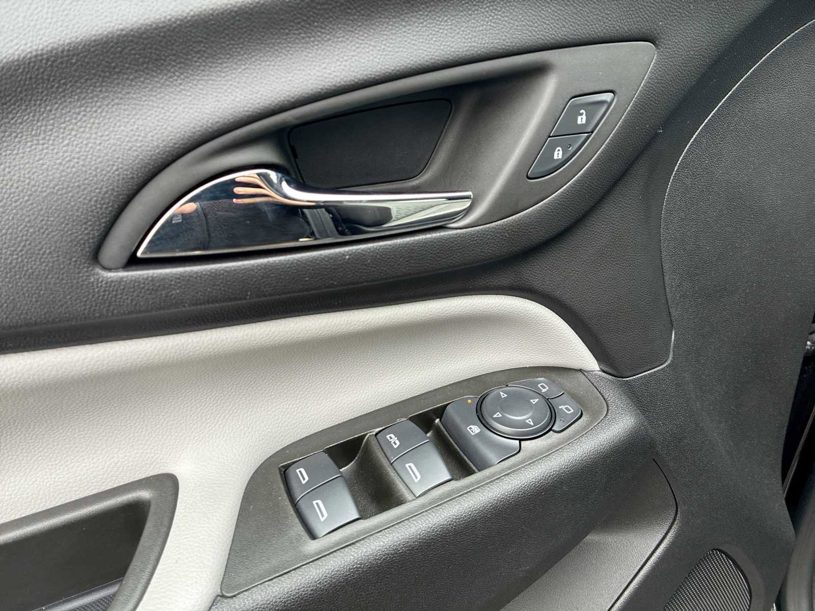 Used 2024 Chevrolet Equinox LS w/ LS Convenience Package image 22