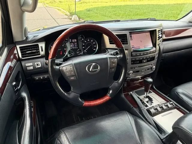 Used 2013 Lexus LX 570 4WD w/ Luxury Pkg image 16