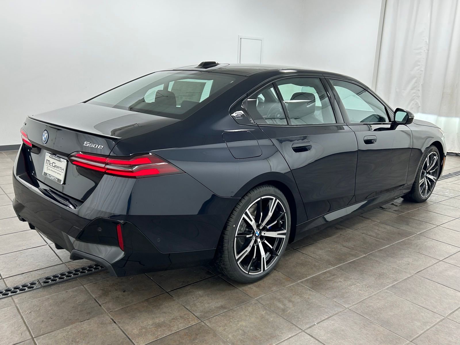 Used 2026 BMW 550e xDrive image 5