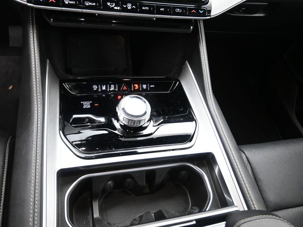 Used 2025 Jeep Wagoneer L Series II w/ 8-pass Seating Package image 9