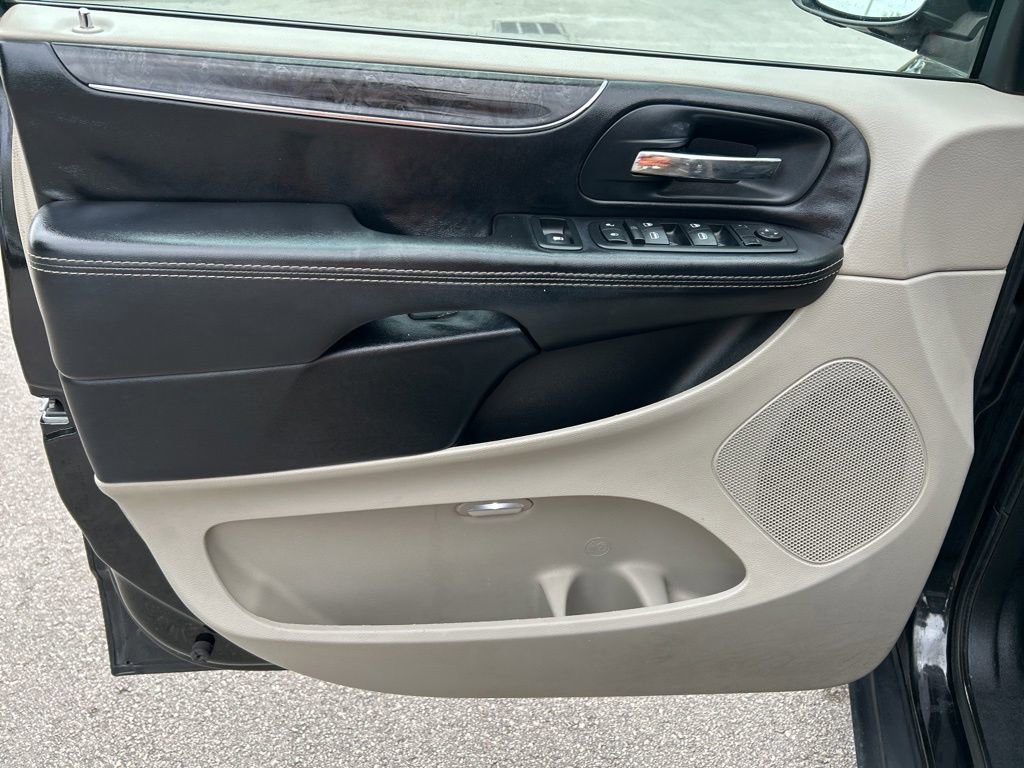 Used 2014 Chrysler Town & Country Touring image 17