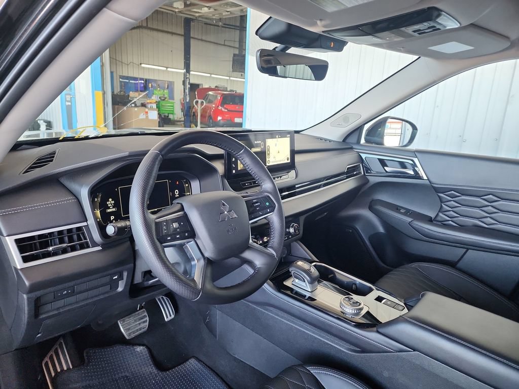 Used 2025 Mitsubishi Outlander SEL AWD/4WD image 14
