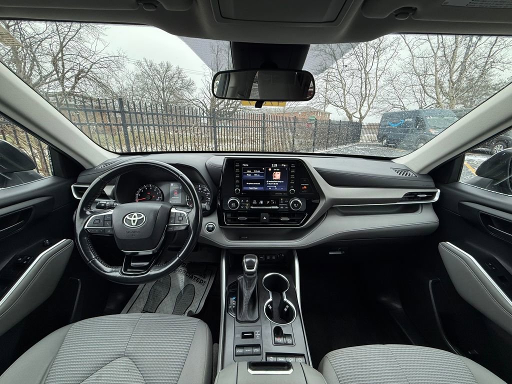 Used 2021 Toyota Highlander LE image 11