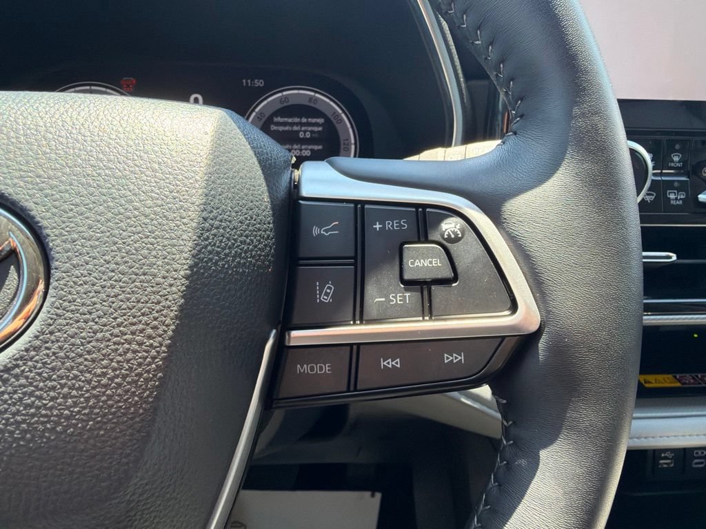 Used 2025 Toyota Highlander Platinum AWD/4WD image 32