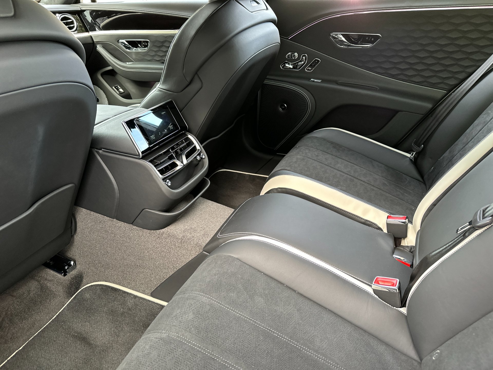 Used 2025 Bentley Flying Spur Plug-In Hybrid AWD/4WD image 10