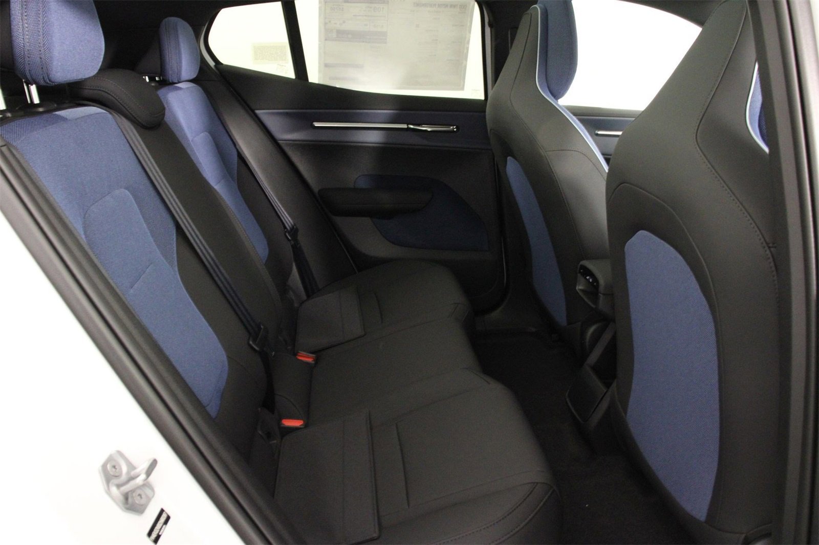 New 2025 Volvo EX30 Plus w/ Protection Package Premier image 11