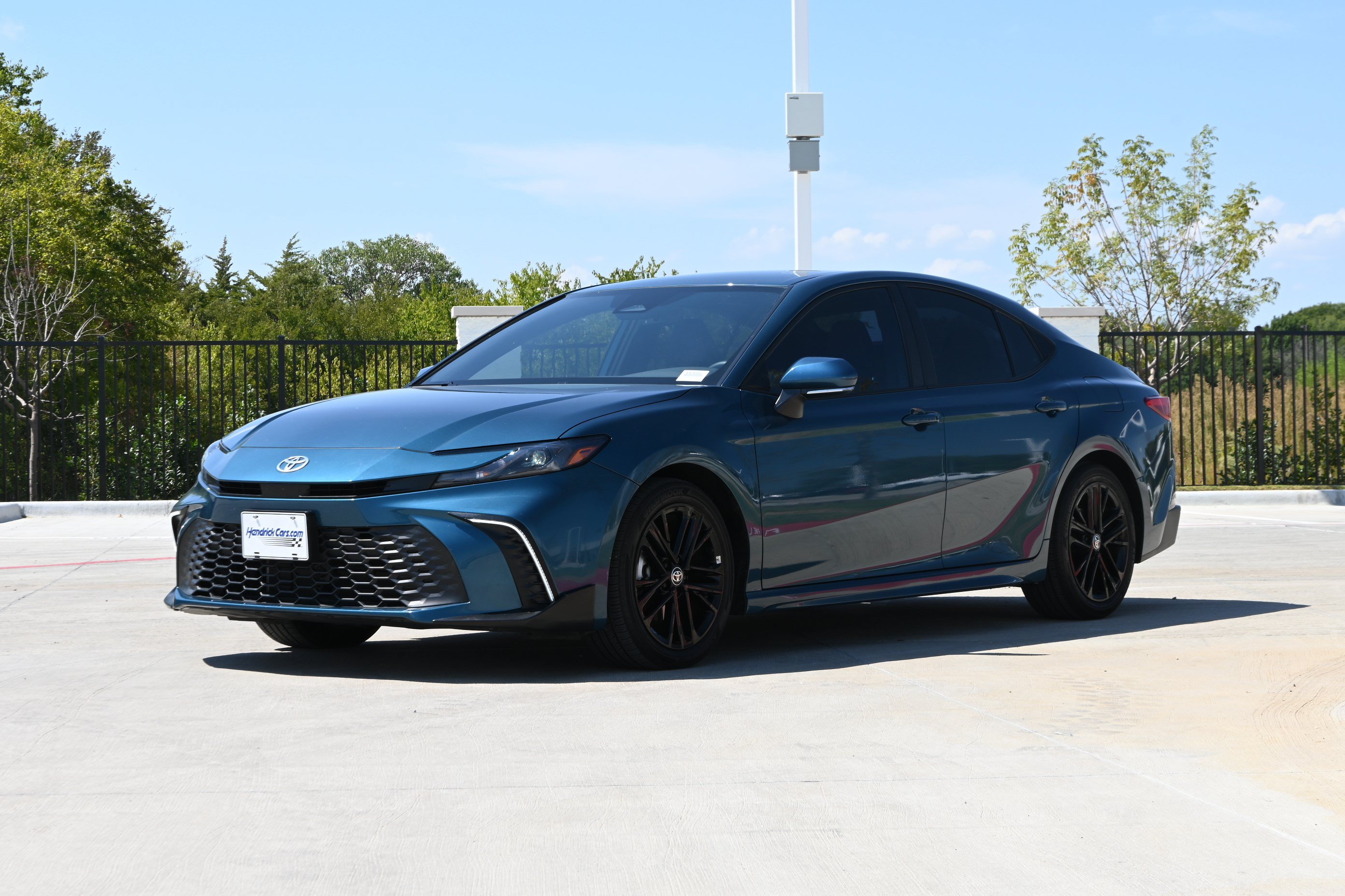 Used 2025 Toyota Camry SE w/ Convenience Package FWD image 5