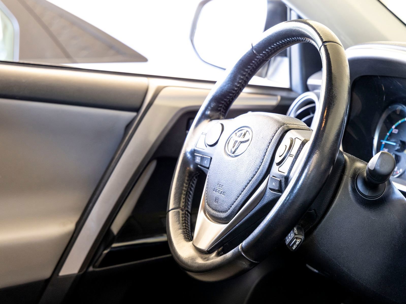 Used 2018 Toyota RAV4 Limited w/ Advanced Technology Package image 29