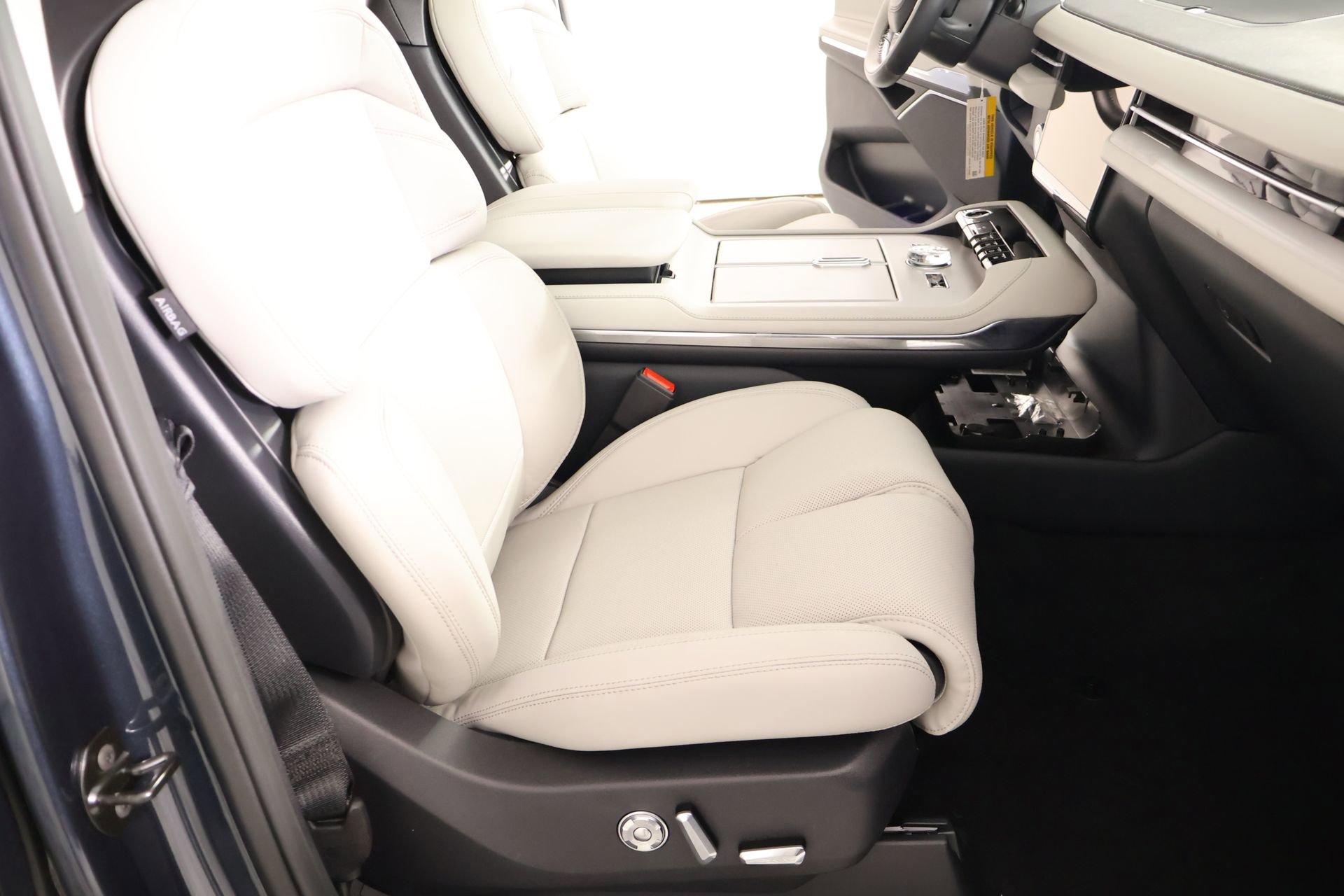 New 2026 Lincoln Navigator Reserve w/ Jet Appearance Package AWD/4WD image 15