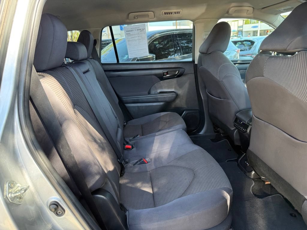 Used 2022 Toyota Highlander LE AWD/4WD image 17