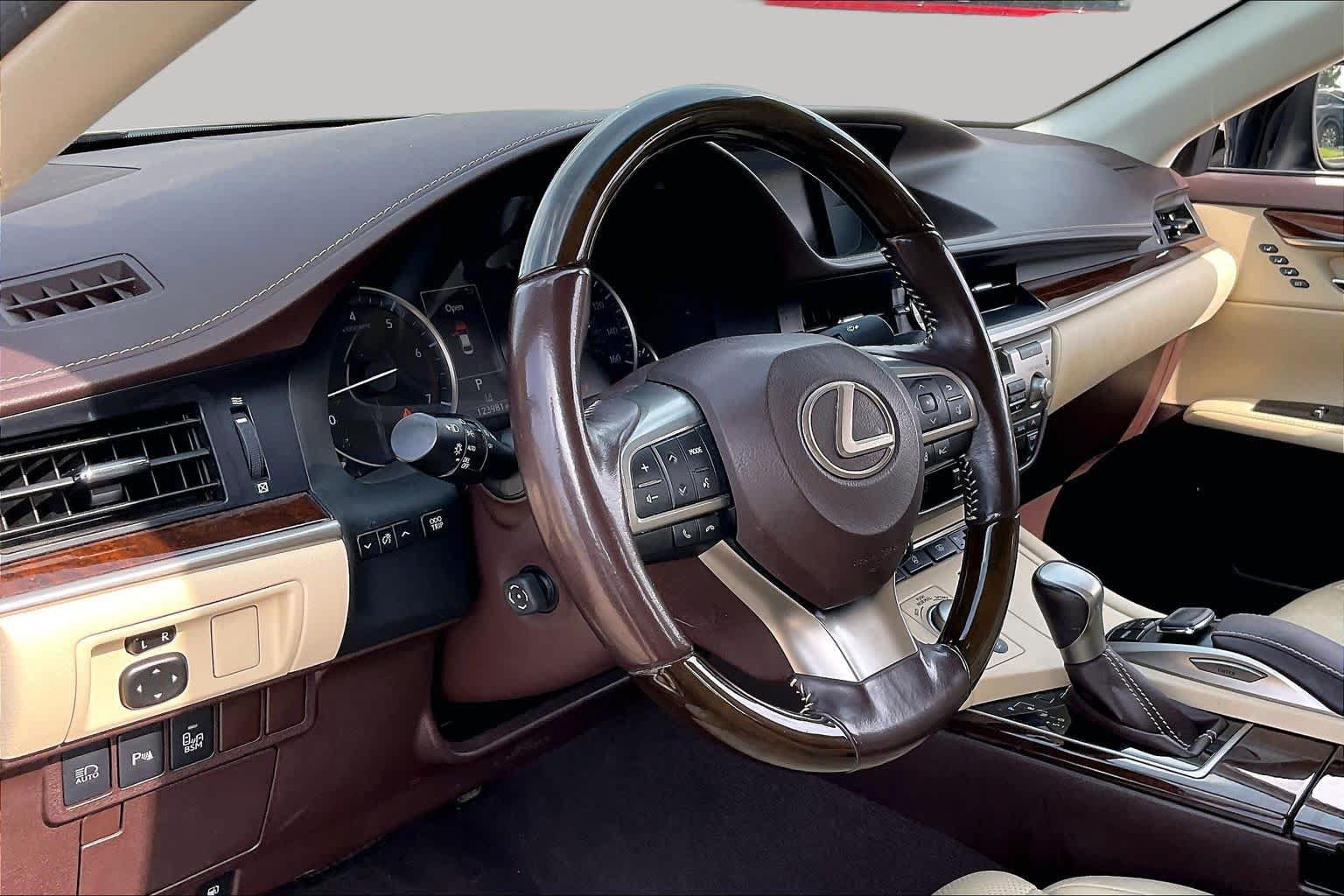 Used 2016 Lexus ES 350 w/ Ultra Luxury Package FWD image 15
