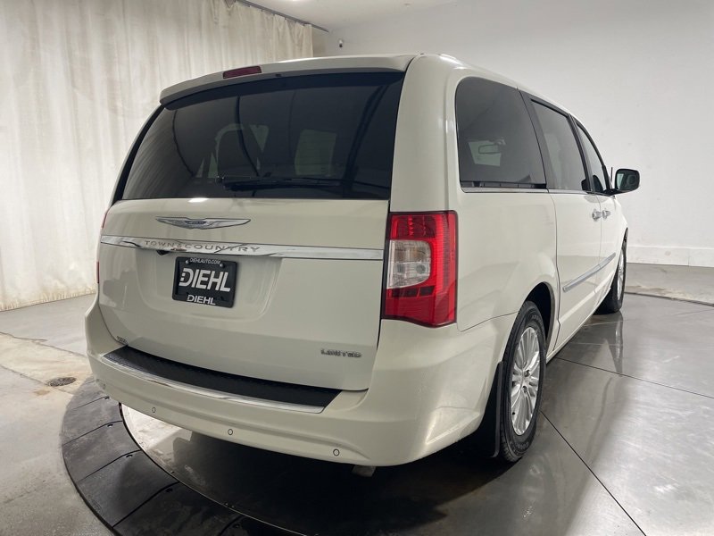 Used 2012 Chrysler Town & Country Limited w/ Luxury Group image 7