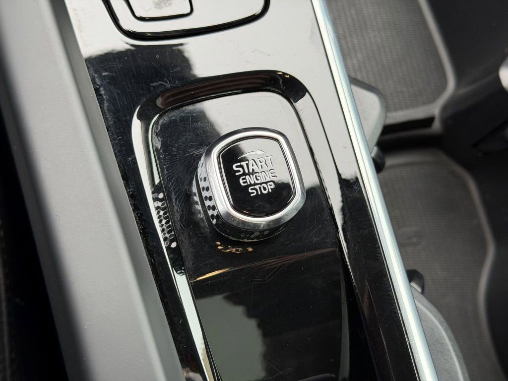 Certified 2025 Volvo V60 B5 Cross Country Plus image 33