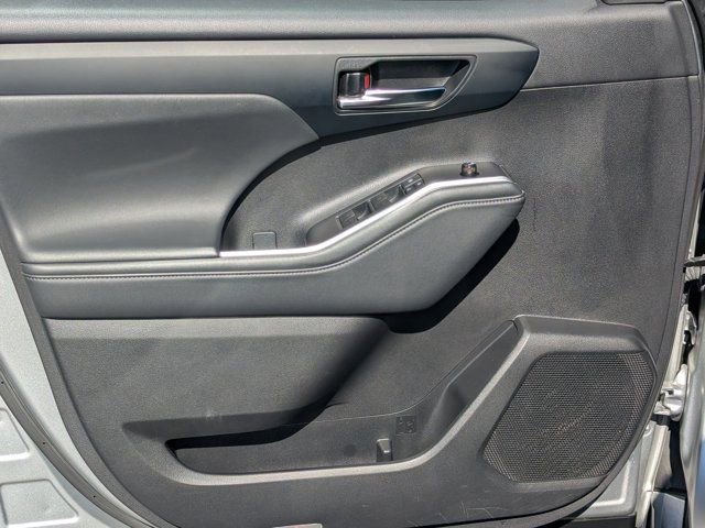 Used 2022 Toyota Highlander XLE AWD/4WD image 10