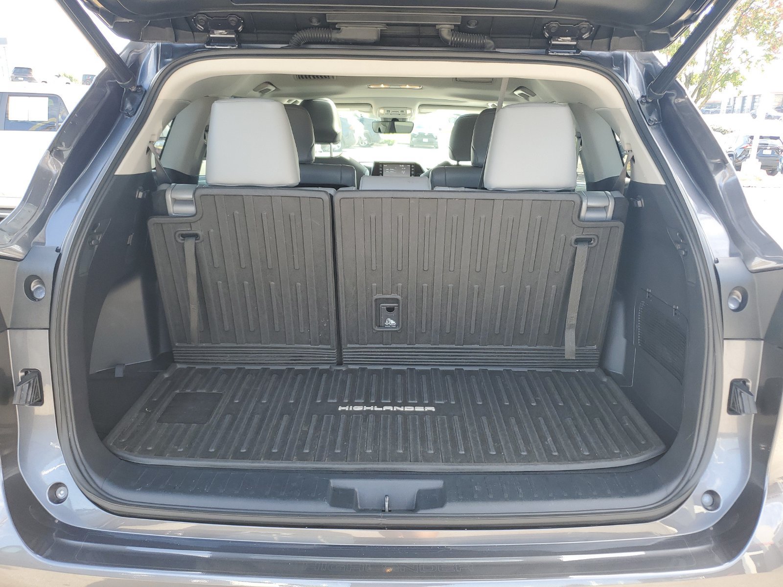 Certified 2022 Toyota Highlander XLE AWD/4WD image 9