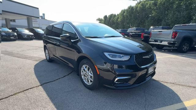 Used 2023 Chrysler Pacifica Touring-L FWD image 2