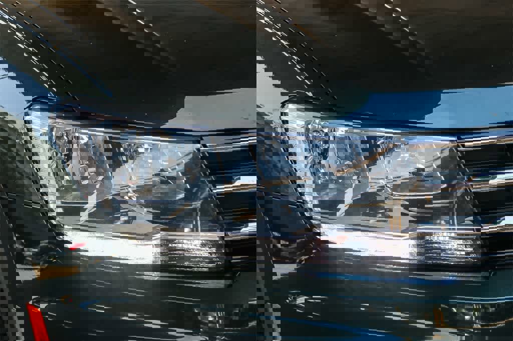 Used 2019 Volkswagen Tiguan SE w/ Panoramic Sunroof Package image 4