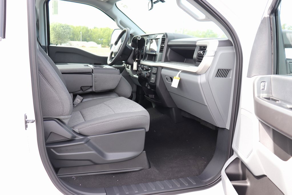 New 2026 Ford F350 4x4 Regular Cab Super Duty image 3