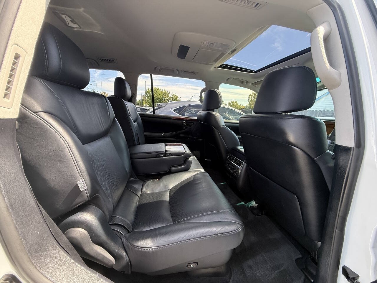 Used 2011 Lexus LX 570 4WD w/ Luxury Pkg w/Pre-crash image 26