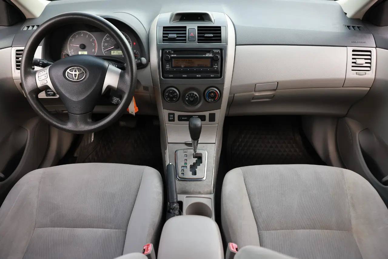 Used 2012 Toyota Corolla LE FWD image 2