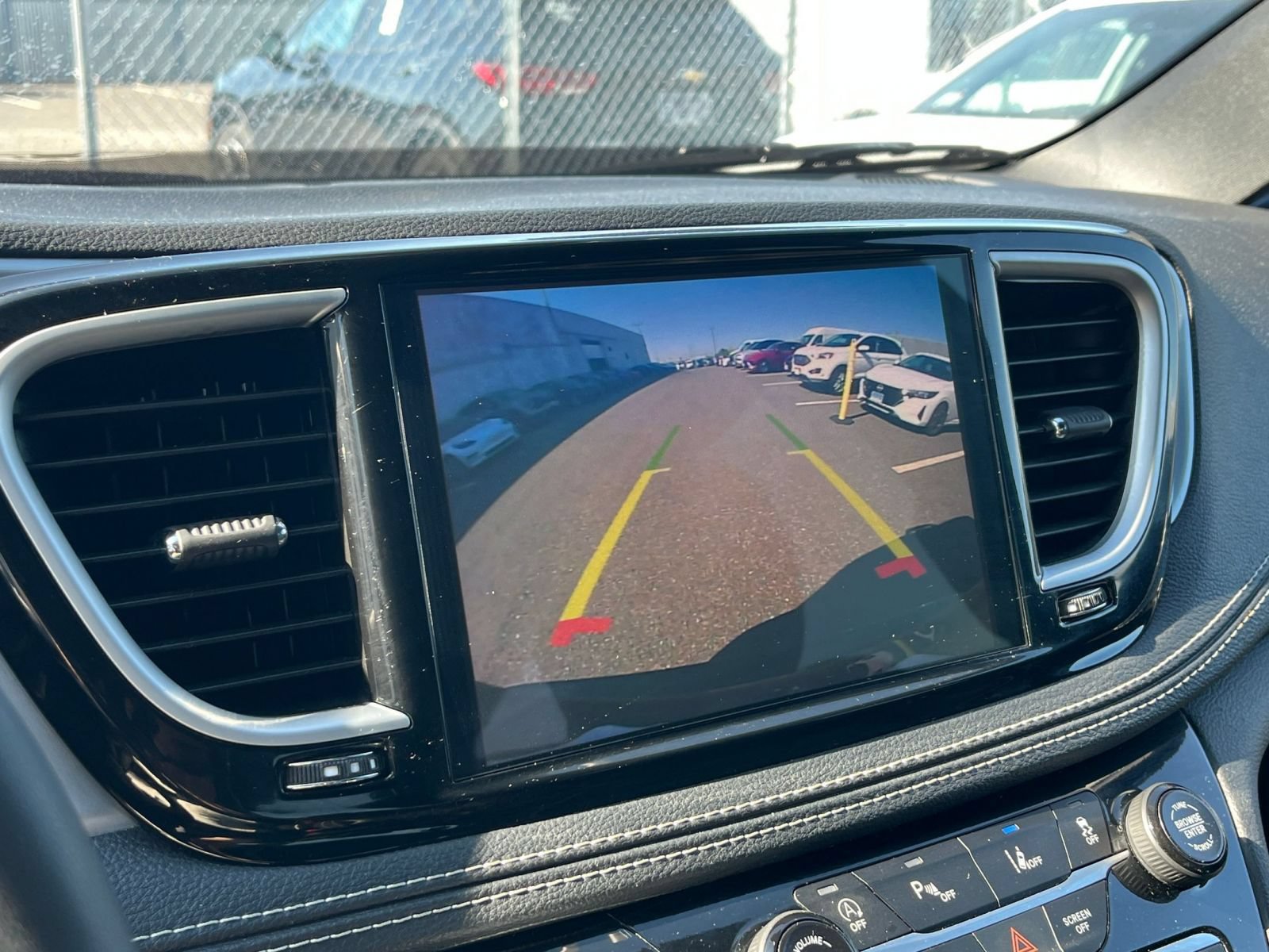 Used 2025 Chrysler Pacifica Limited FWD image 25