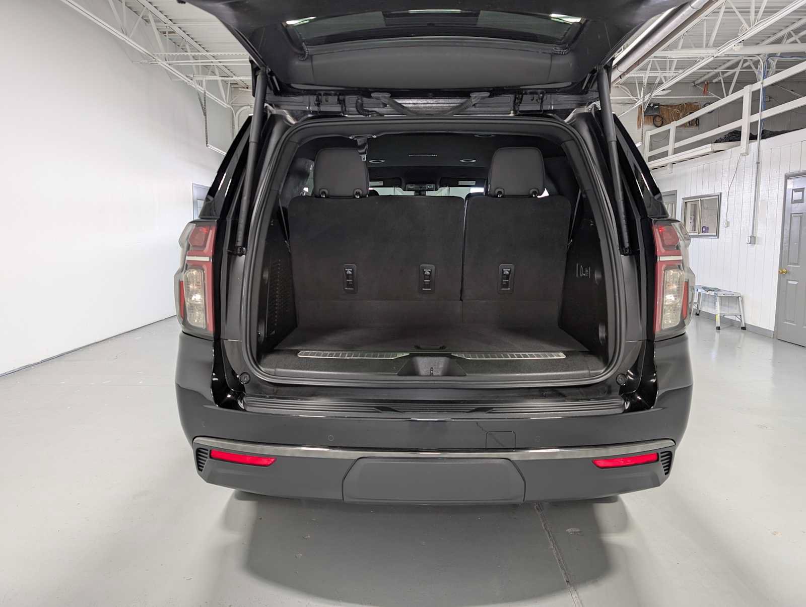 Used 2022 Chevrolet Tahoe RST w/ Luxury Package AWD/4WD image 43