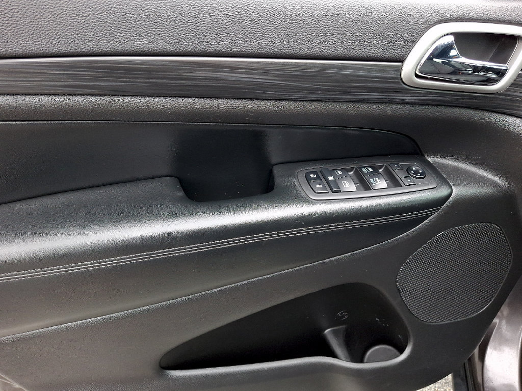 Used 2019 Jeep Grand Cherokee Laredo AWD/4WD image 12