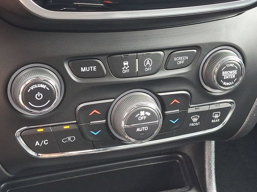 Used 2019 Jeep Cherokee Limited AWD/4WD image 19