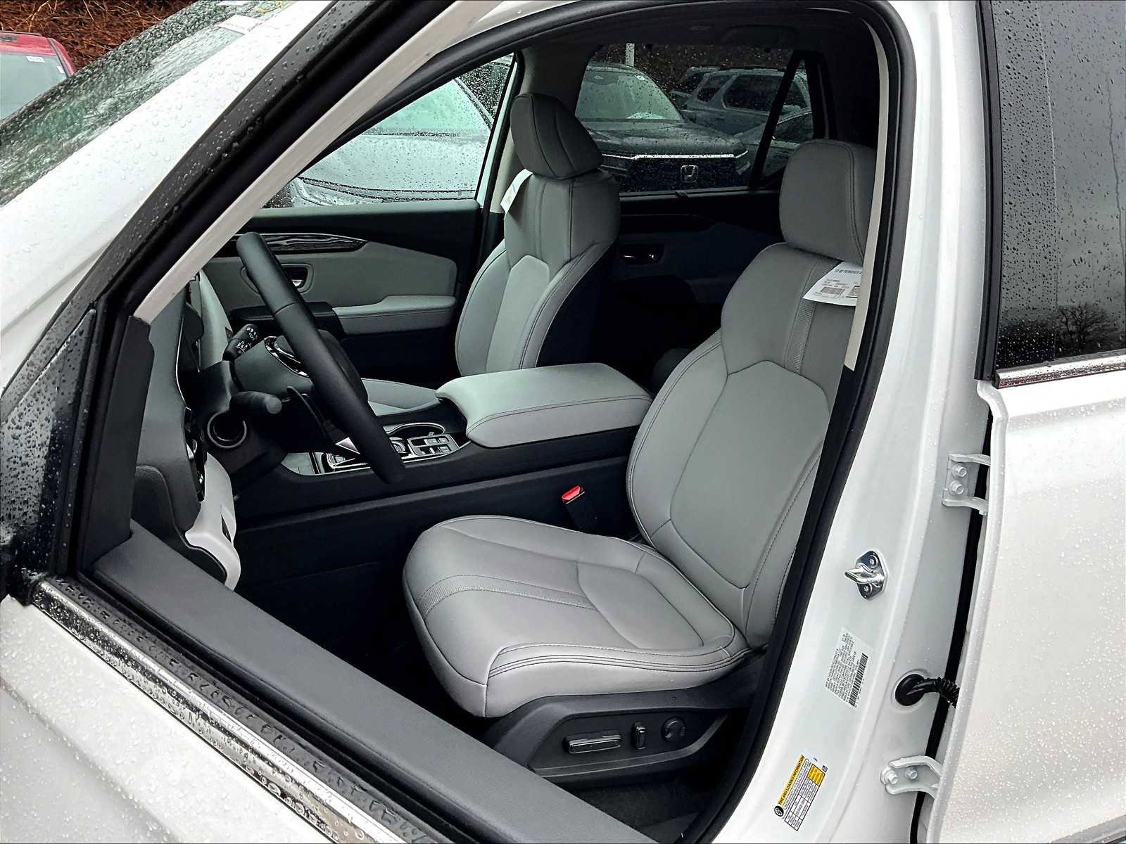 New 2025 Honda Pilot Touring image 11