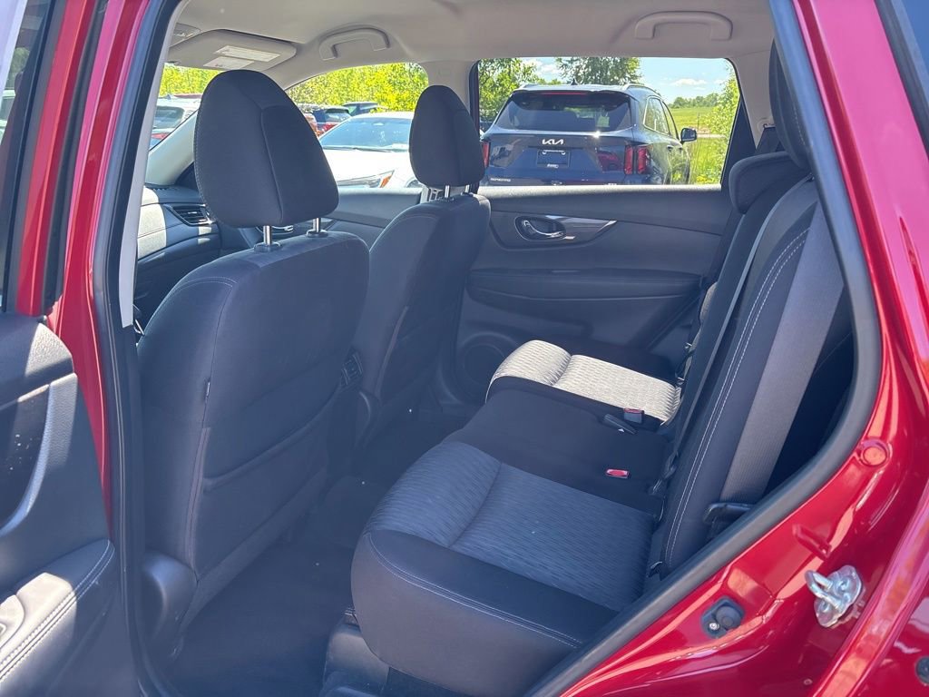 Used 2017 Nissan Rogue SV AWD/4WD image 18