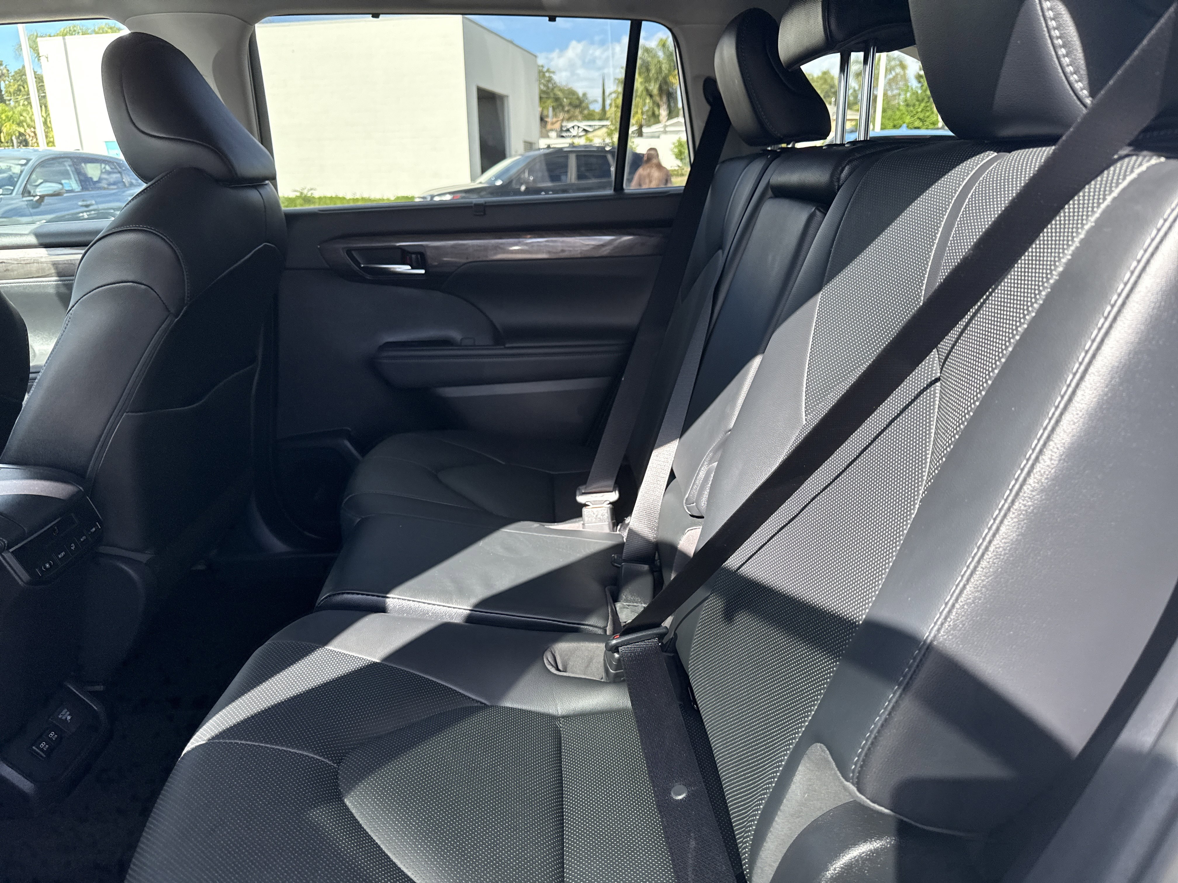 Used 2020 Toyota Highlander Limited image 14