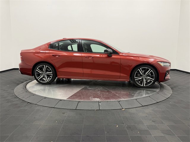 Used 2019 Volvo S60 T5 R-Design image 8