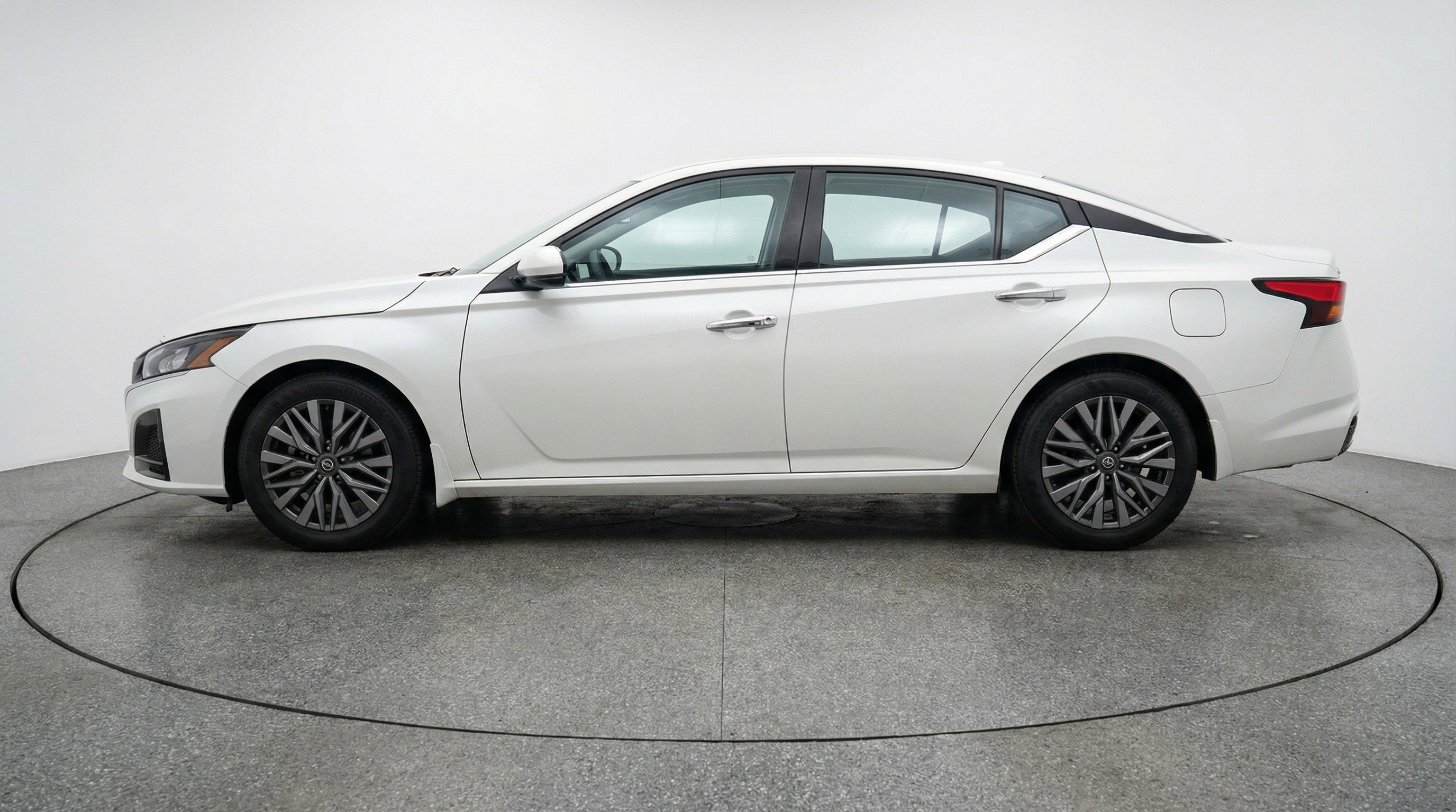 Used 2025 Nissan Altima 2.5 SV image 5