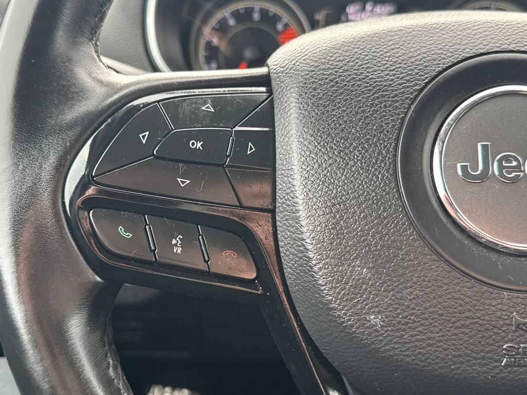 Used 2019 Jeep Cherokee Latitude Plus AWD/4WD image 17