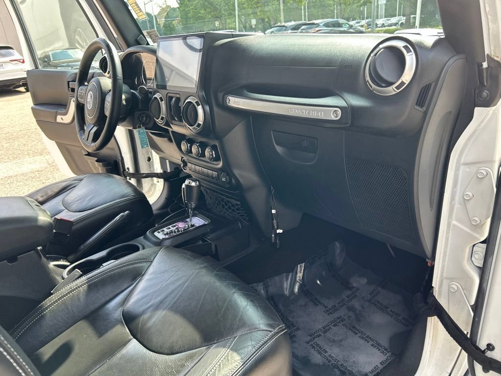 Used 2015 Jeep Wrangler Unlimited Sahara w/ Max Tow Package AWD/4WD image 25